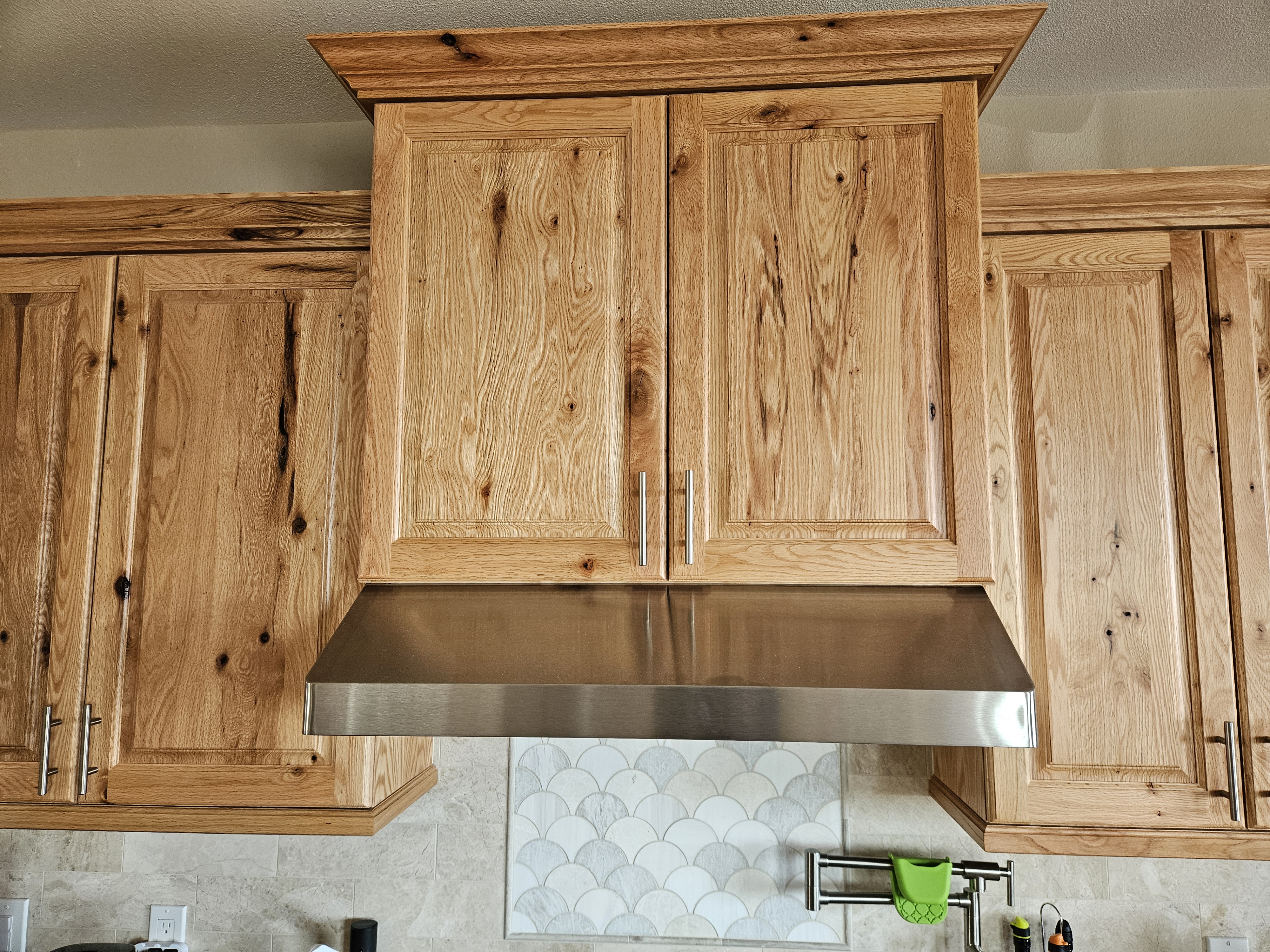 Kitchen range hood and overhead cabinetry